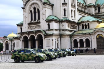 Руснаци купиха военни коли за сънародници, биещи се срещу Русия СНИМКИ