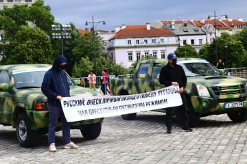 Руснаци купиха военни коли за сънародници, биещи се срещу Русия СНИМКИ