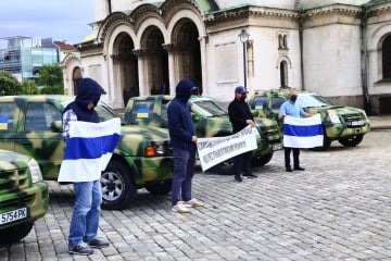 Руснаци купиха военни коли за сънародници, биещи се срещу Русия СНИМКИ