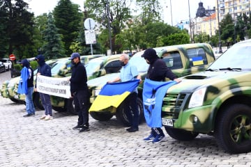 Руснаци купиха военни коли за сънародници, биещи се срещу Русия СНИМКИ