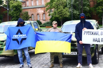 Руснаци купиха военни коли за сънародници, биещи се срещу Русия СНИМКИ