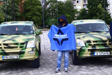 Руснаци купиха военни коли за сънародници, биещи се срещу Русия СНИМКИ