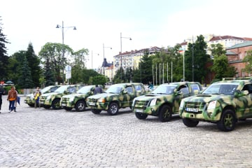 Руснаци купиха военни коли за сънародници, биещи се срещу Русия СНИМКИ