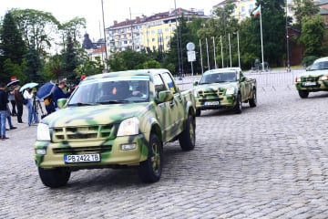 Руснаци купиха военни коли за сънародници, биещи се срещу Русия СНИМКИ