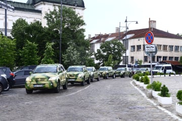 Руснаци купиха военни коли за сънародници, биещи се срещу Русия СНИМКИ