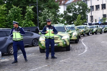 Руснаци купиха военни коли за сънародници, биещи се срещу Русия СНИМКИ