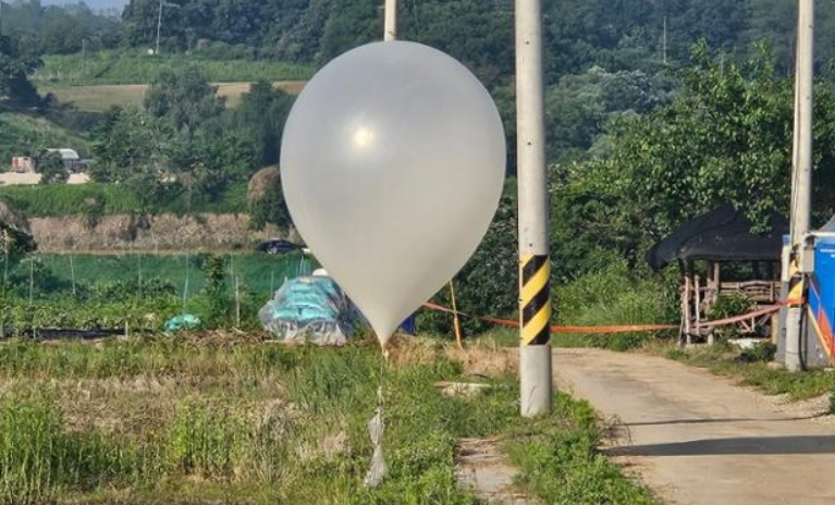 Северна Корея праща към Южна Корея балони, пълни със... СНИМКИ
