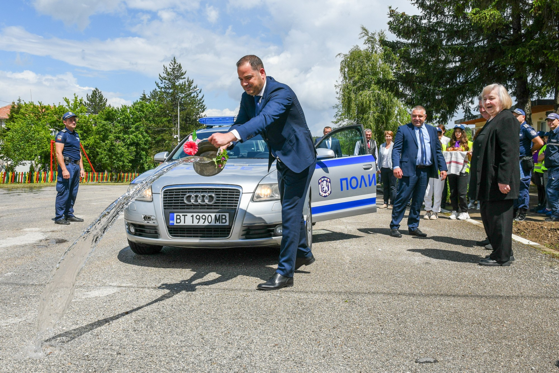 Шефът на МВР се метна на патрулката и... СНИМКИ 