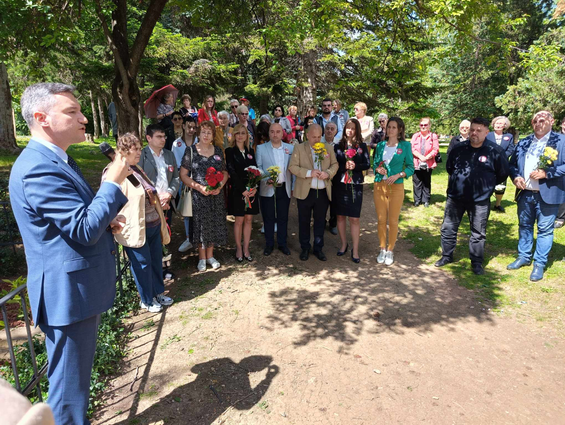 БСП почете паметта на Никола Габровски и съпругата му Мария пред облагородения паметник във Велико Търново