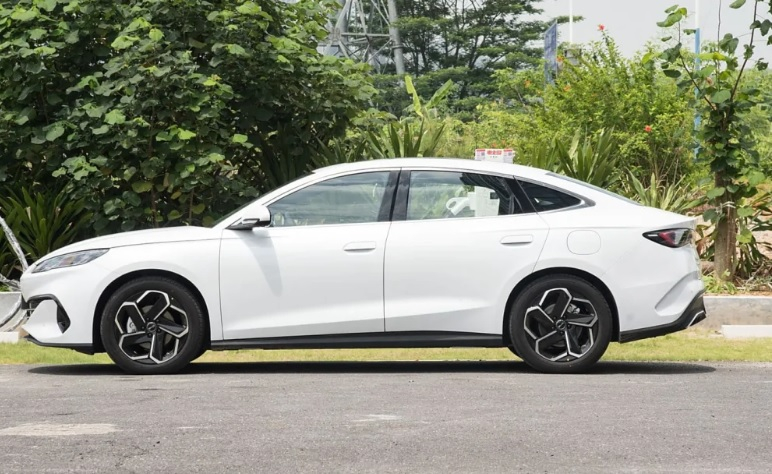 Цена $13 750 и разход 2,9 л. на 100 км: Показаха алтернатива на Skoda Octavia СНИМКИ