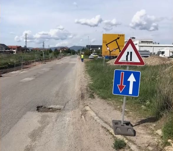 Тотален абсурд: Шофьор разцепи гумата си в дълбока дупка и отнесе два фиша ВИДЕО