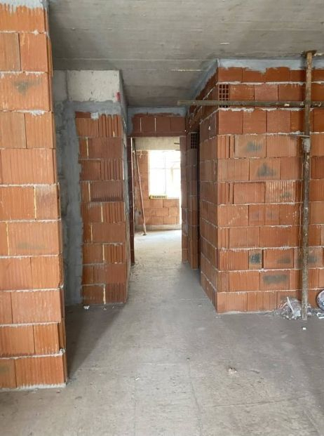 Продават на безценица кооперация на задлъжнял бизнесмен, обвиняван в блудство с деца СНИМКИ