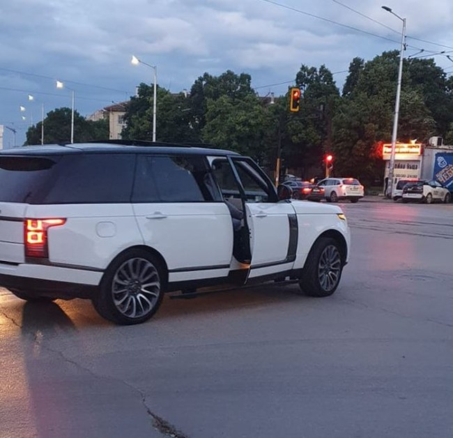 Страховит екшън между арабин с лъскав джип и шофьор на автобус в София СНИМКИ