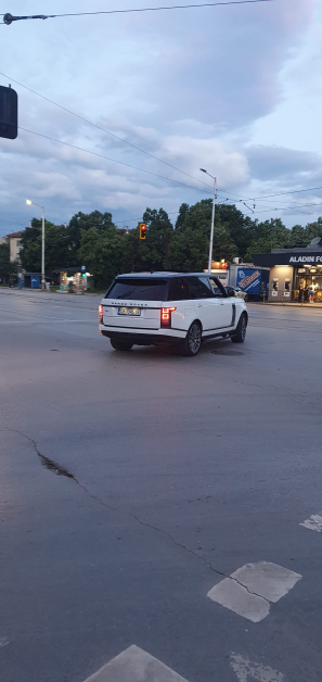 Страховит екшън между арабин с лъскав джип и шофьор на автобус в София СНИМКИ