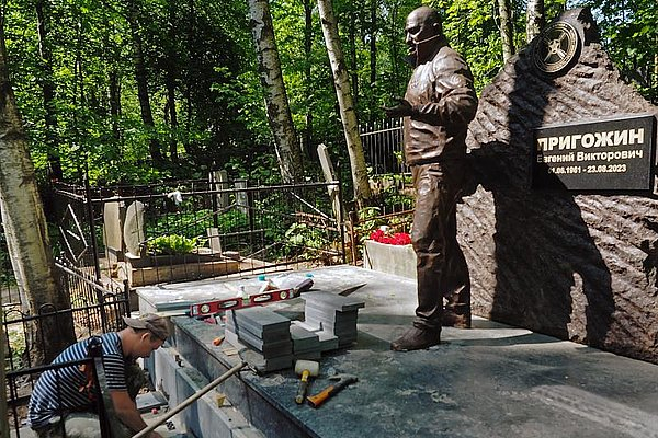 Ето какво изникна на гроба на Пригожин навръх рождения му ден СНИМКА 