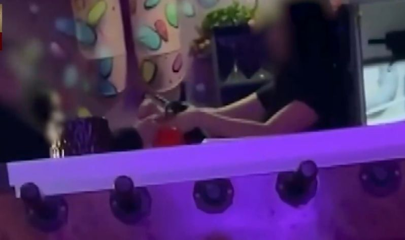 Пияни, друсани и разголени: Потресаващи КАДРИ 18+ от чалготека за деца