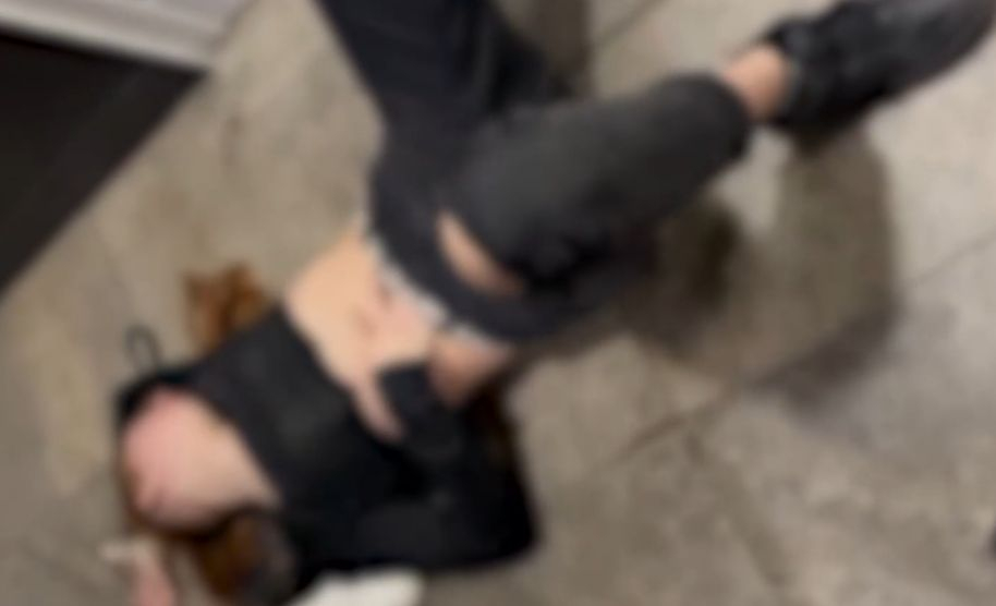 Пияни, друсани и разголени: Потресаващи КАДРИ 18+ от чалготека за деца