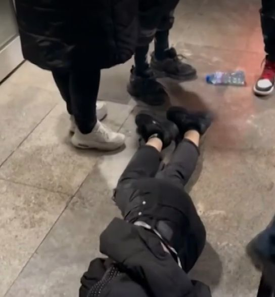Пияни, друсани и разголени: Потресаващи КАДРИ 18+ от чалготека за деца
