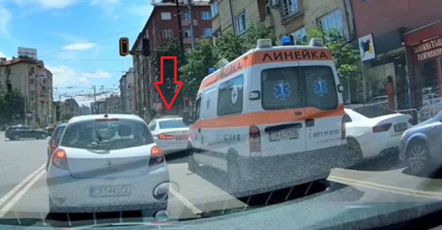 Дипломатически автомобил с грозна изцепка в центъра на София ВИДЕО