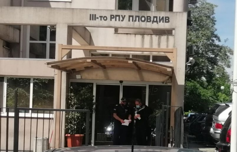 Пловдивчанка на шише водка щурмува районното, крещи и обижда полицай, а накрая... 