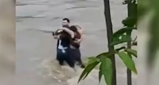 Потресаващо ВИДЕО! Последните минути на трима младежи, вкопчени отчаяно един за друг