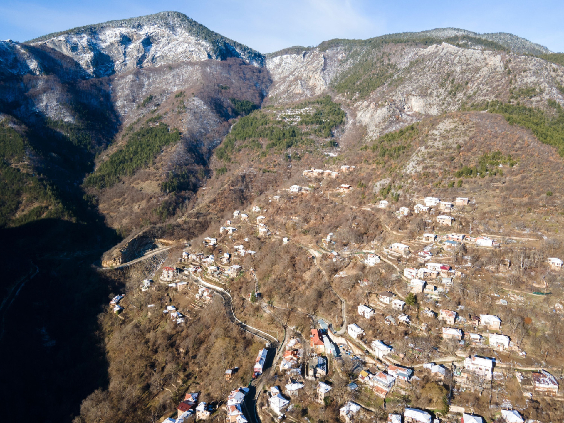 Женски демони обитават това наше село - през нощта се чуват странни стъпки 