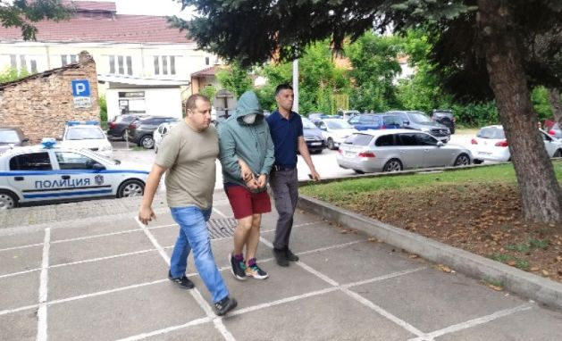 6 ареста при спецакцията във Великотърновско, тарифата - между 40 и 60 лв. за глас СНИМКИ