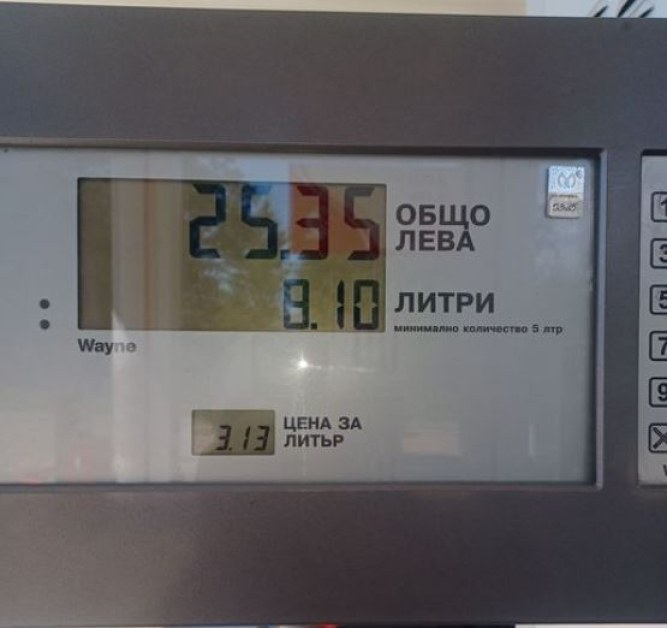 Рокер зареди на бензиностанция, погледна колонката и зяпна от почуда СНИМКА