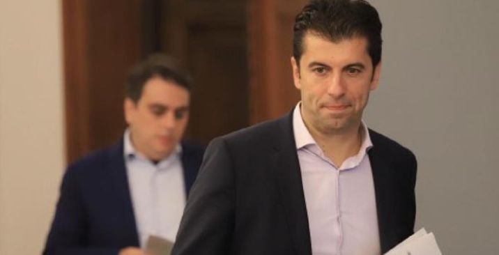 Жената на човек на Кирил Петков спряла 21 обществени поръчки на Столична община