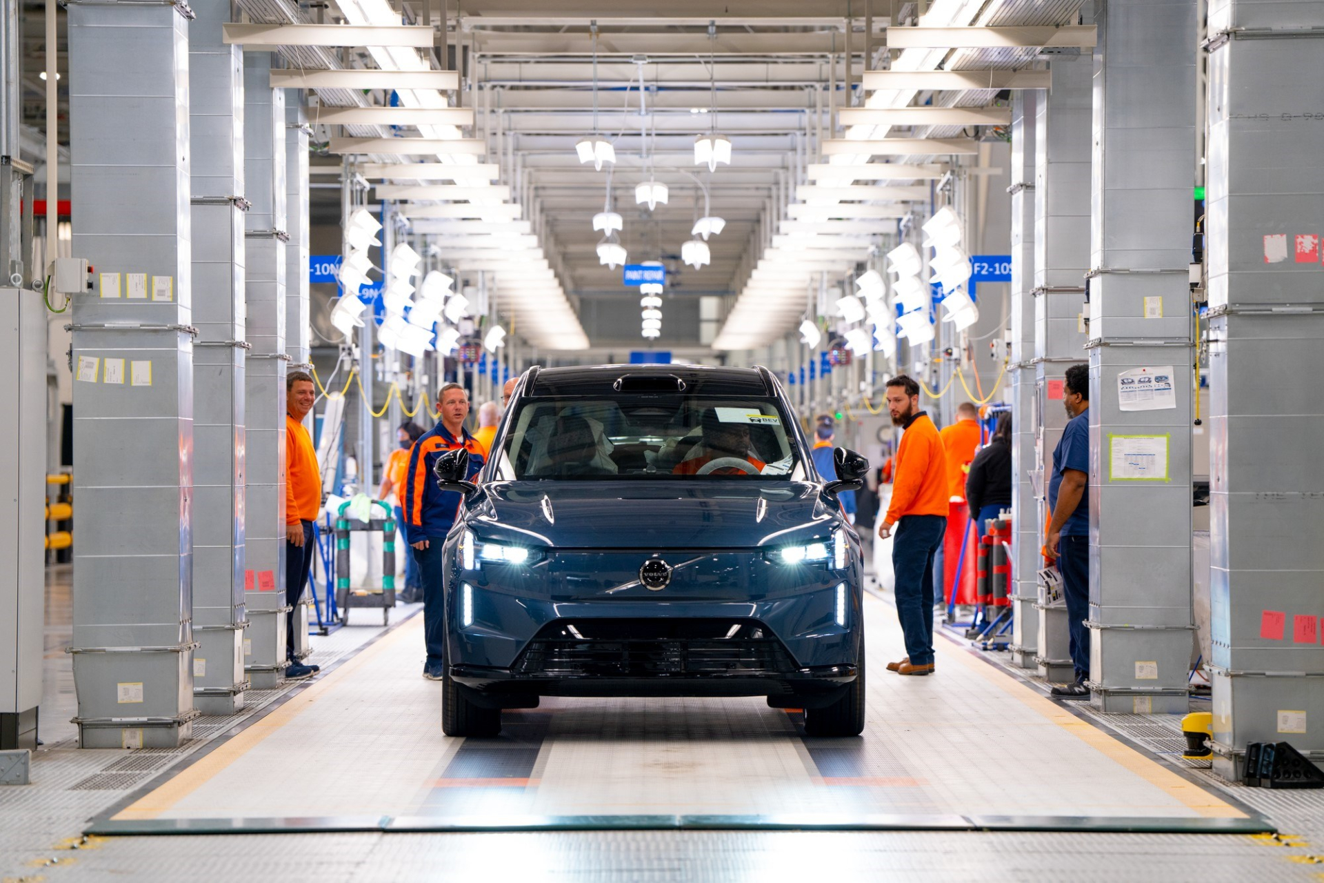 Volvo Cars стартира производството на EX90 - електрическото SUV, което отваря нова страница в историята на компанията