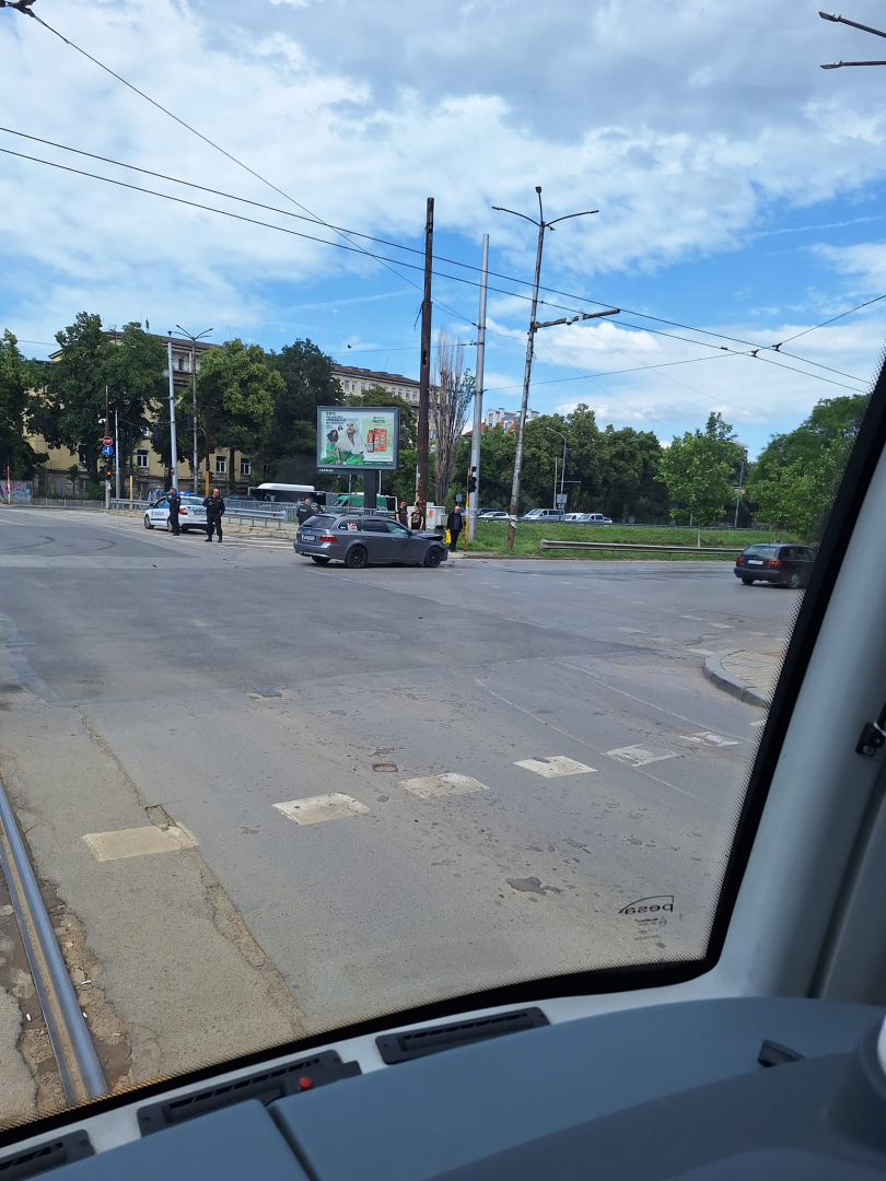 Извънредно! Неописуем ужас на ключово столично кръстовище, гъмжи от полиция СНИМКИ