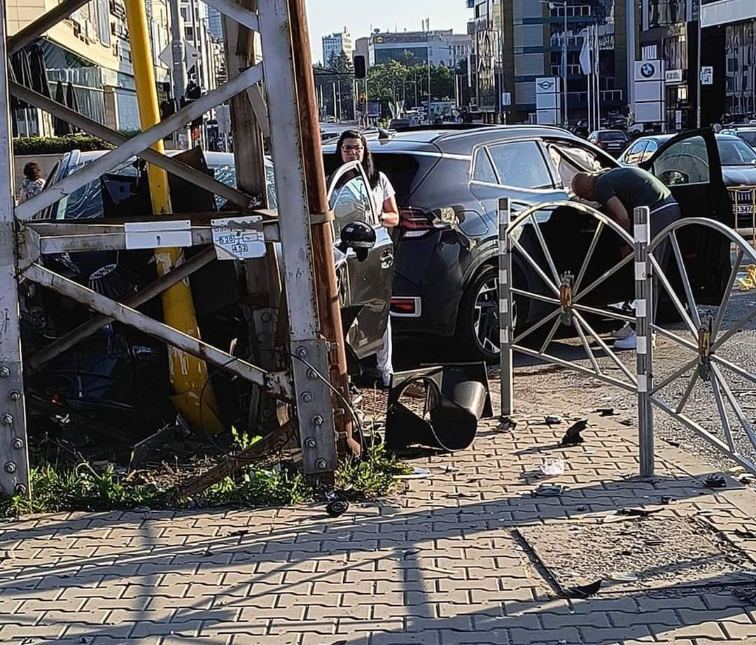 Плашещи СНИМКИ от мелето на бул. "Черни връх" в София! Не минавайте от там 