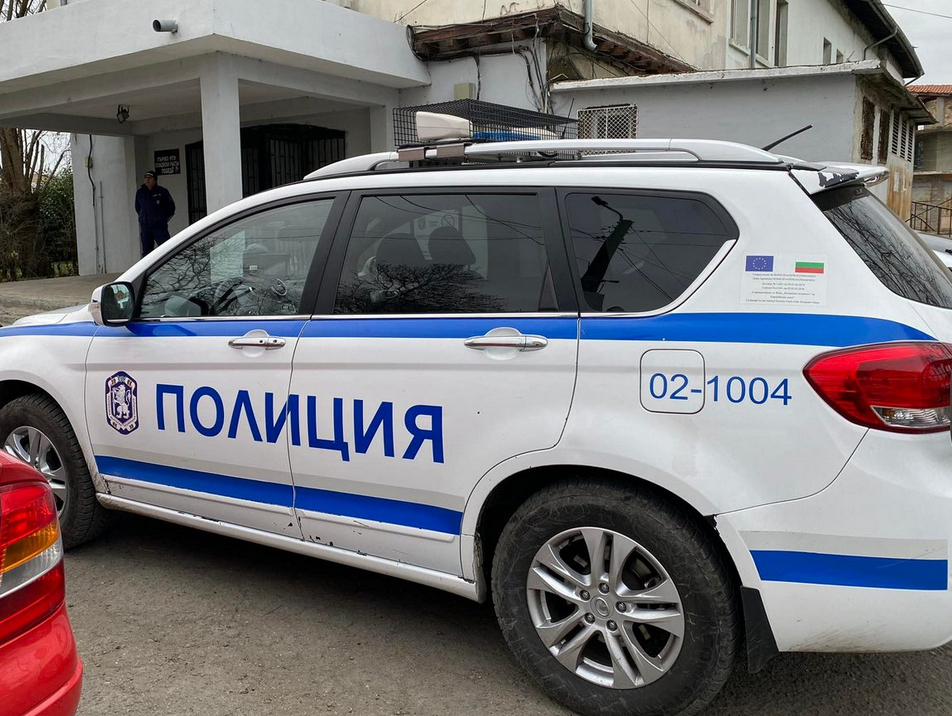 С мотика на море: Плевенчанин е със спукан череп в Царево, а куриерът и майка му...