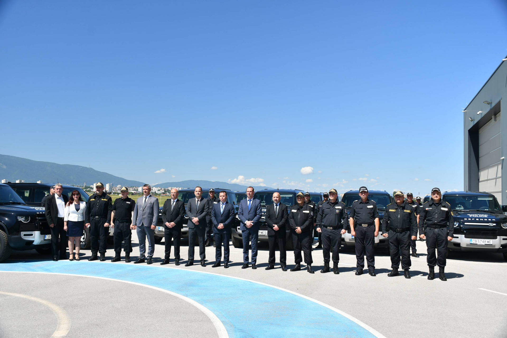 Мото-Пфое изпълни доставката на 160 автомобила Defender за Гранична полиция