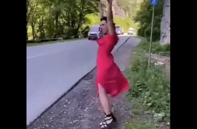 Шофьор, виждайки красиво момиче в червено, прати колата в канавката 