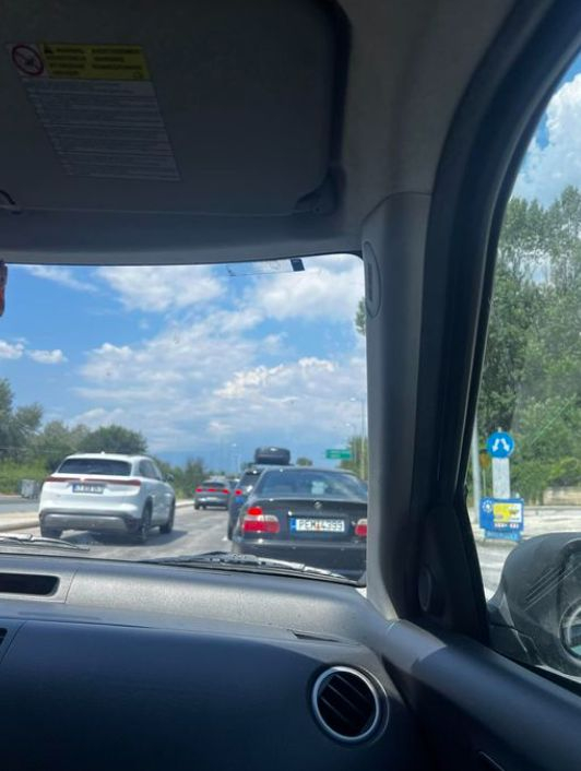 Българинът показа червен картон на политиците, метна се на колата и... СНИМКИ 