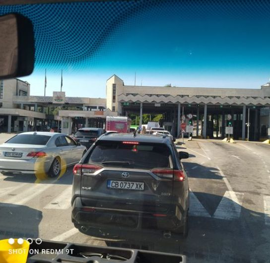 Българинът показа червен картон на политиците, метна се на колата и... СНИМКИ 