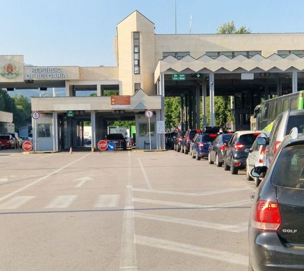 Българинът показа червен картон на политиците, метна се на колата и... СНИМКИ 