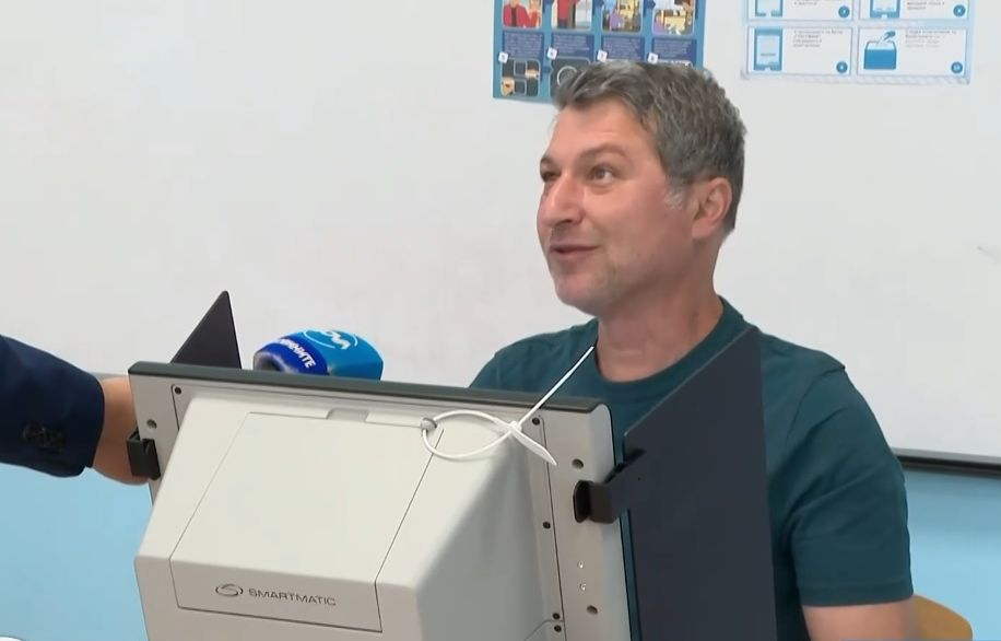 От бързане за Гърция: Известен българин с гаф по време на вота ВИДЕО