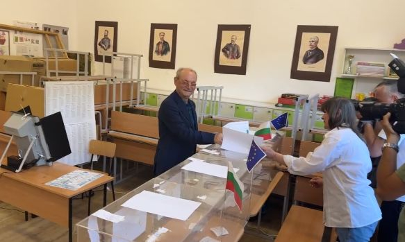 Ахмед Доган изпревари всички, жена от СИК без малко да направи фатална грешка ВИДЕО