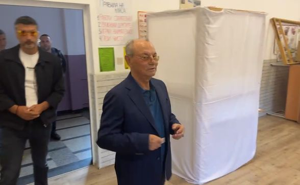 Ахмед Доган изпревари всички, жена от СИК без малко да направи фатална грешка ВИДЕО