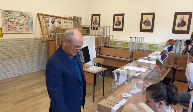Ахмед Доган изпревари всички, жена от СИК без малко да направи фатална грешка ВИДЕО