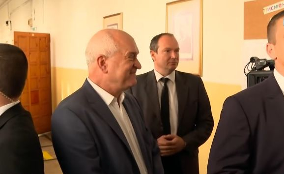 Главчев гласува на крак и си пожела бързо редовно правителство ВИДЕО