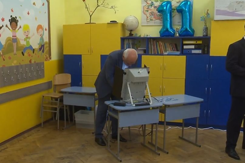 Главчев гласува на крак и си пожела бързо редовно правителство ВИДЕО
