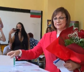 Голяма изненада за Нинова преди да гласува, връчиха ѝ огромен... ВИДЕО 