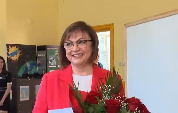 Голяма изненада за Нинова преди да гласува, връчиха ѝ огромен... ВИДЕО 