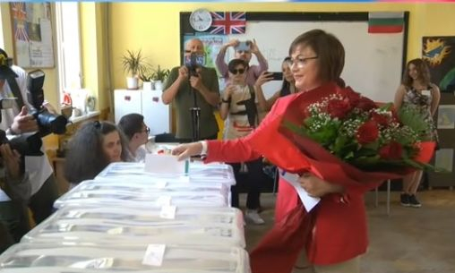 Голяма изненада за Нинова преди да гласува, връчиха ѝ огромен... ВИДЕО 