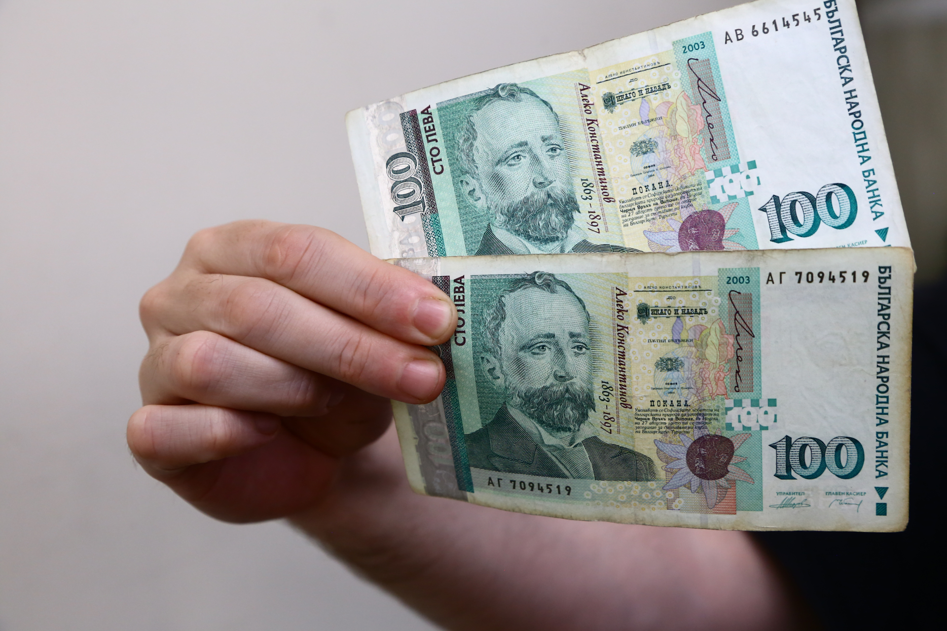 Трик с банкнотата от 100 лева показва фалшива ли е