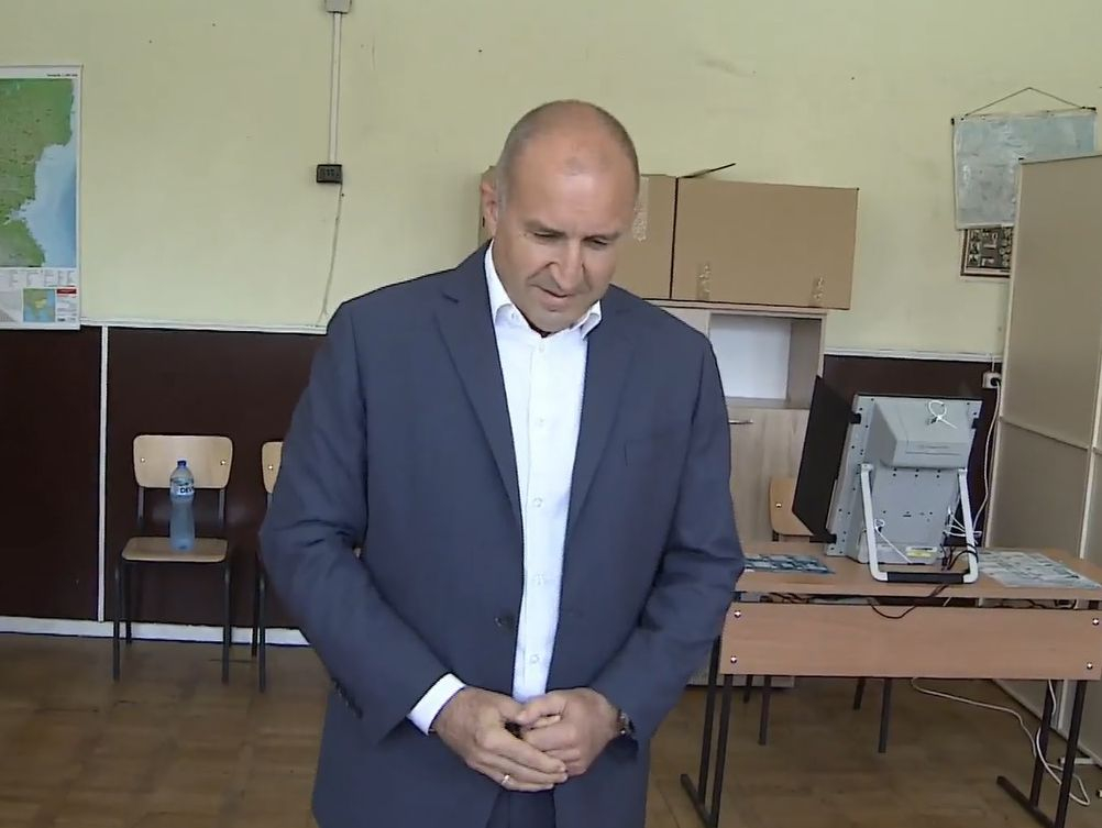 Радев отвърна на Борисов за голите си снимки и гларуса, намекна за своя партия