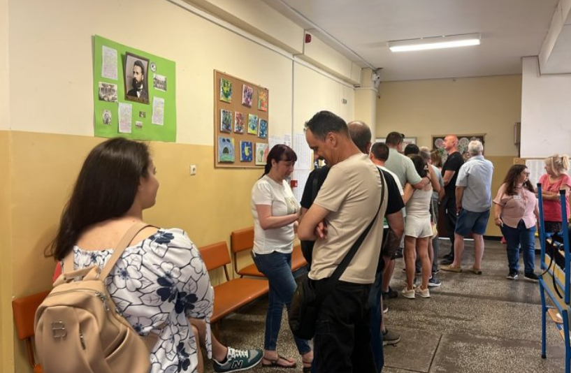 Туки има, тука нема: Това е секцията в София, там печати не слагат - спират вота